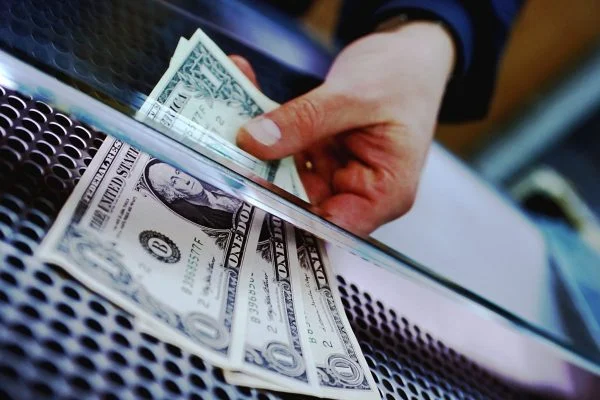 Dólar opera em queda e chega a R$ 4,99; preço do petróleo recua