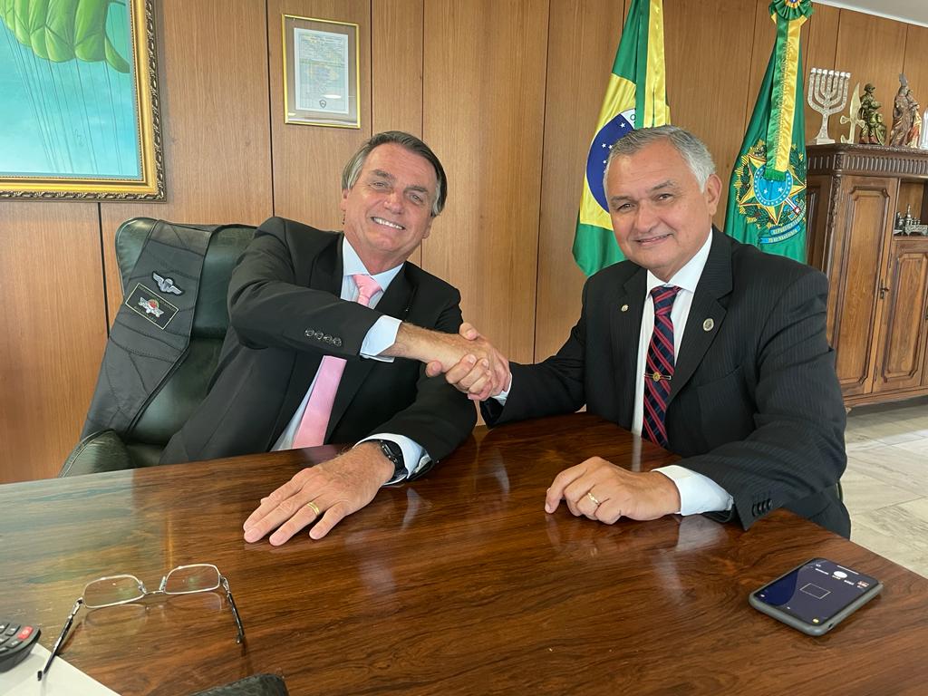 AÇÃO CRIMINOSA: deputado Girão se reúne com Bolsonaro e lamenta vandalismo do MST contra seu gabinete em Natal