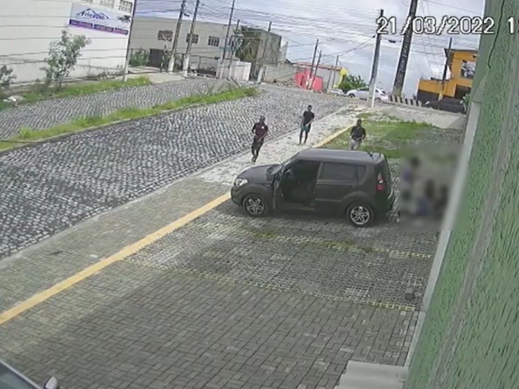 VÍDEO: Polícia procura por trio cometendo arrastão na avenida da Integração, em Candelária