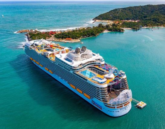 Maior navio do mundo, com 19 piscinas e área verde com 20 mil plantas e árvores, zarpa pela primeira vez