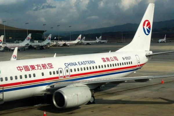 Avião com 132 pessoas a bordo cai no Sul da China