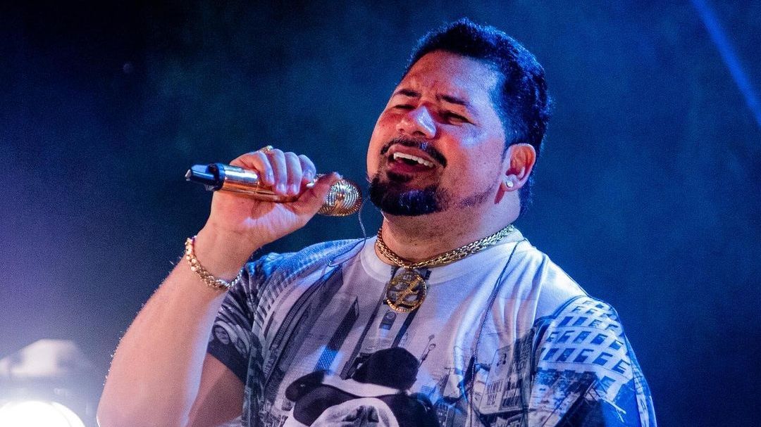 Cantor Zezo Potiguar é assaltado nessa madrugada em Campina Grande e perde joias e celular