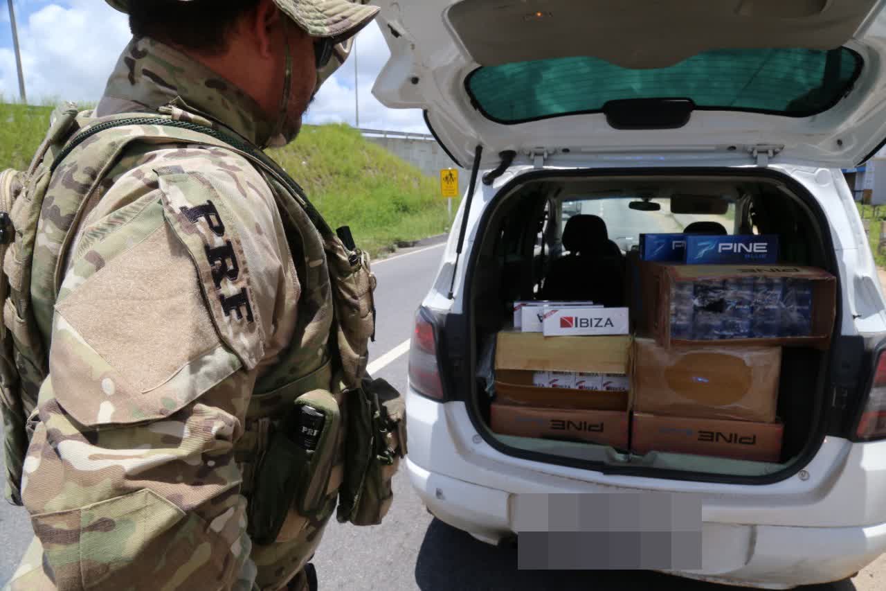 PRF apreende 2,5 mil maços de cigarros dentro de carro em Parnamirim