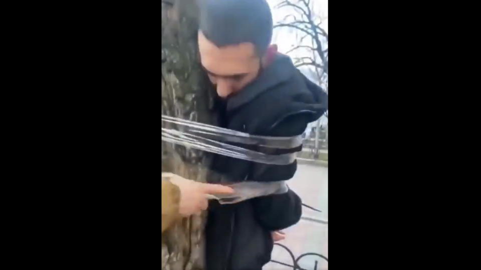 VÍDEO: justiceiros na Ucrânia amarram, agridem e tiram as calças de suspeitos de saques
