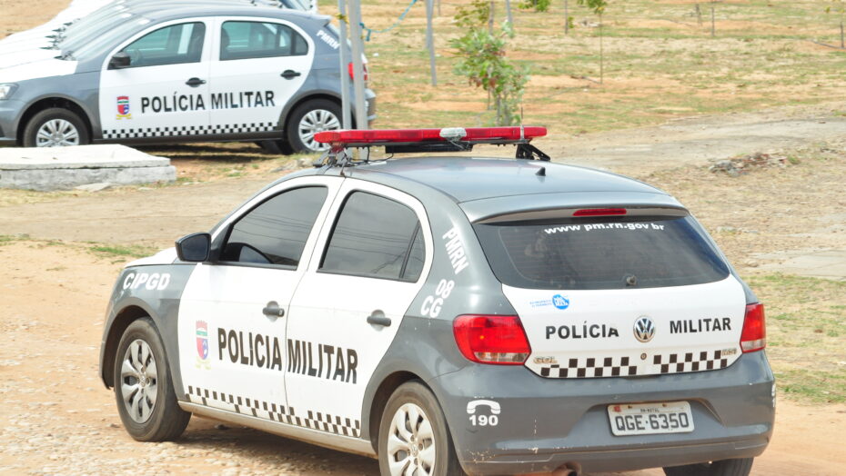 Troca de tiros durante assalto em farmácia termina com dois homens baleados e presos em Assú