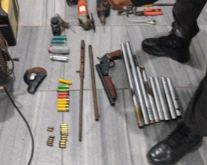 Polícia 'estoura' fábrica de armamento de facção criminosa e prende suspeitos no bairro Planalto
