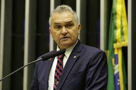 Girão coloca seu nome à disposição da oposição para enfrentar a governadora Fátima Bezerra nas urnas