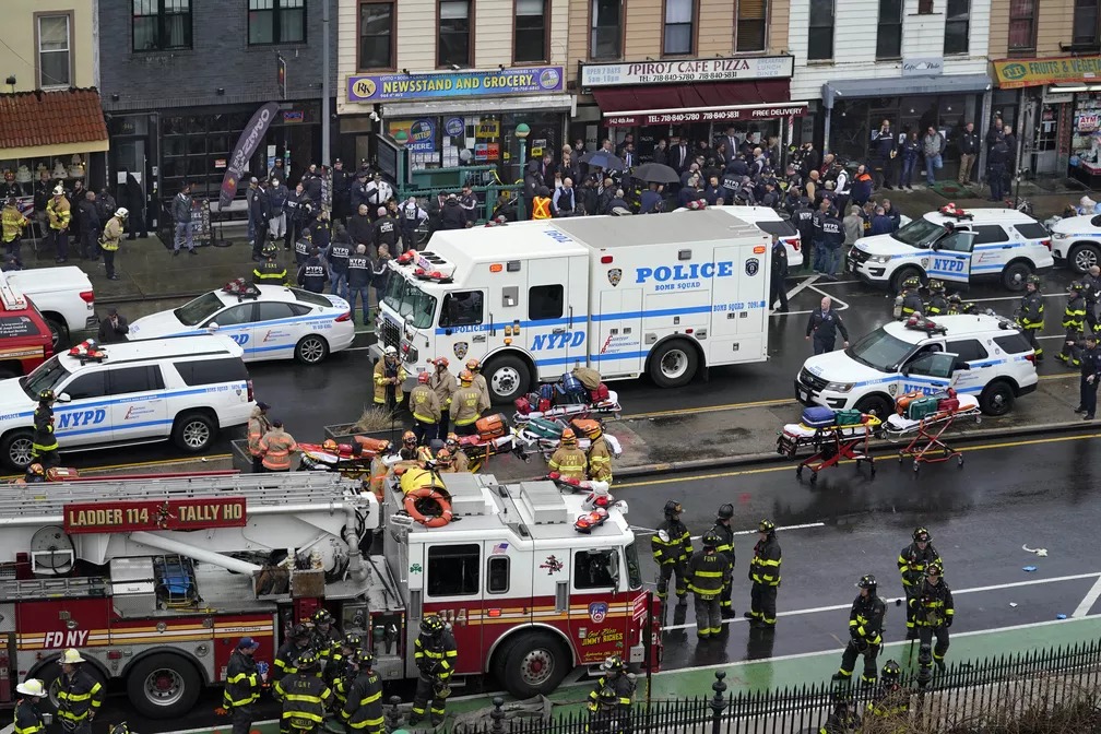 Pelo menos 13 ficam feridos, 5 baleados, após homem armado atirar em estação de metrô de Nova York￼￼￼