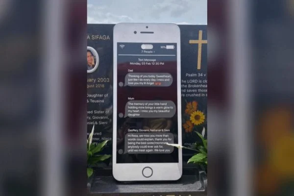 Adolescente ganha lápide em forma de iPhone e família explica o motivo