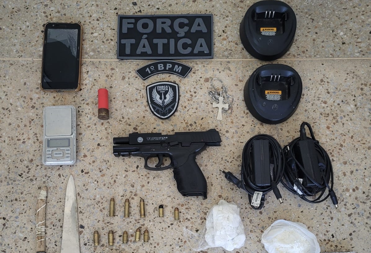 PM prende suspeitos com simulacro de arma de fogo, munições e drogas na zona leste de Natal