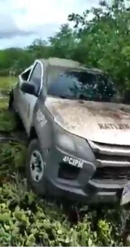 VIDEO: Viatura da PM capota e policial fica ferido; Pneu careca teria sido motivo