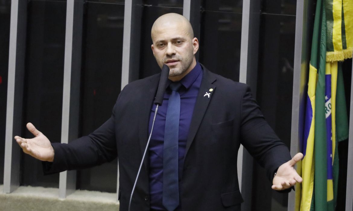 Lira recorre a STF para o Congresso decidir sobre cassação em casos como o de Daniel Silveira