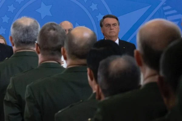 Em nova estratégia, Bolsonaro estimula disputa entre militares e TSE