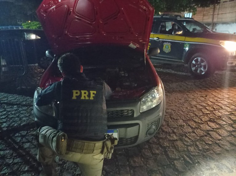Carro roubado em Pernambuco é recuperado pela PRF em Parnamirim