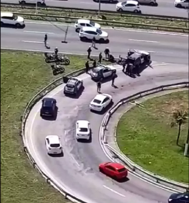 Dupla é presa no viaduto de Ponta Negra após assaltos em paradas de ônibus na Roberto Freire