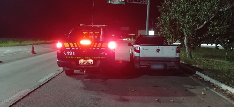 PRF recupera veículo roubado e prende homem na Grande Natal