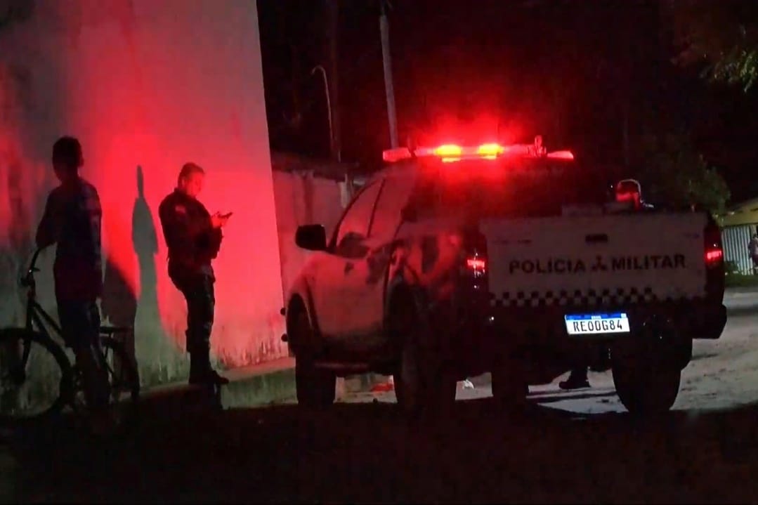 Jovem de 22 anos é morto a tiros em frente à própria casa em Extremoz