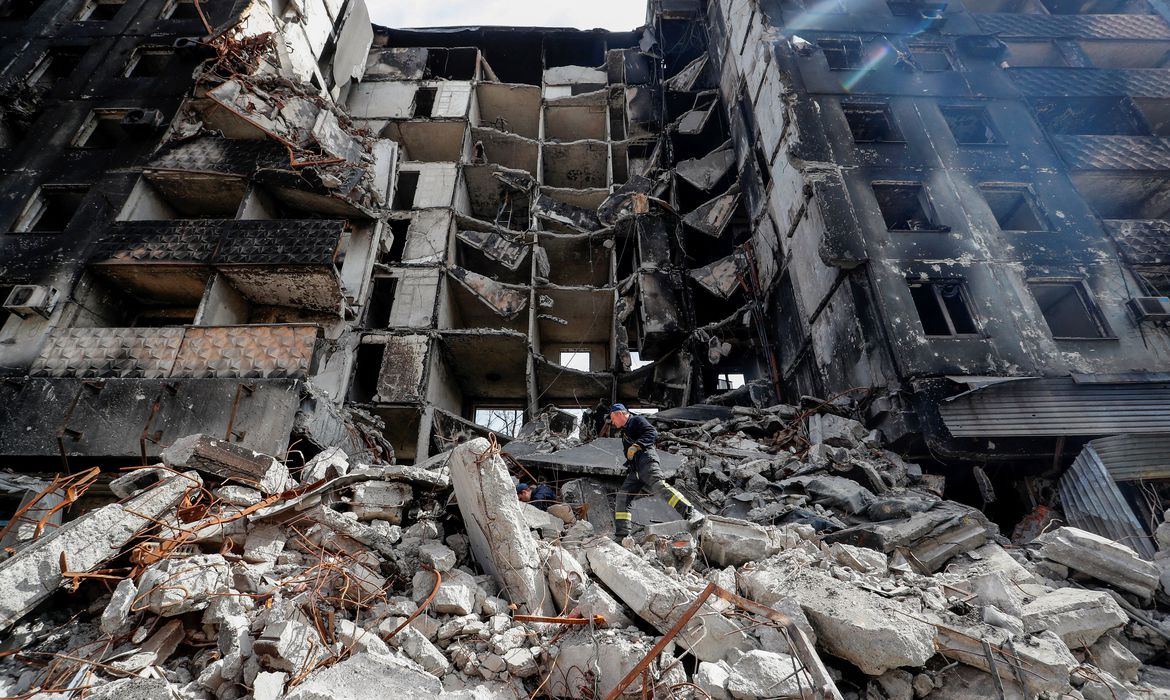 Soldados ucranianos resistem em Mariupol