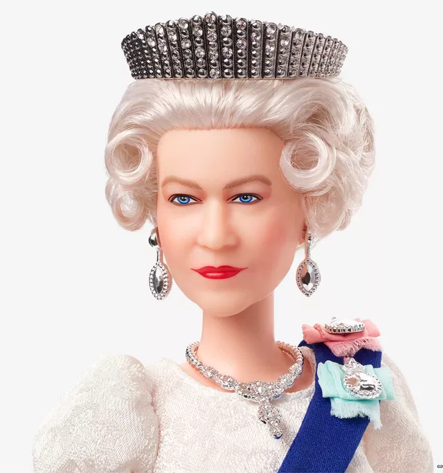 Aniversariante, rainha Elizabeth II ganha boneca Barbie com seu rosto em homenagem aos 70 anos de reinado