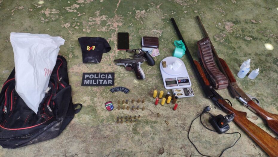 Mulher é presa com armas e drogas em escola pública desativada utilizada como “esconderijo” para criminosos em Monte Alegre 