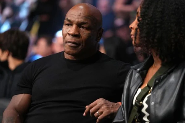 Mike Tyson dá socos em rosto de homem após ser irritado durante voo