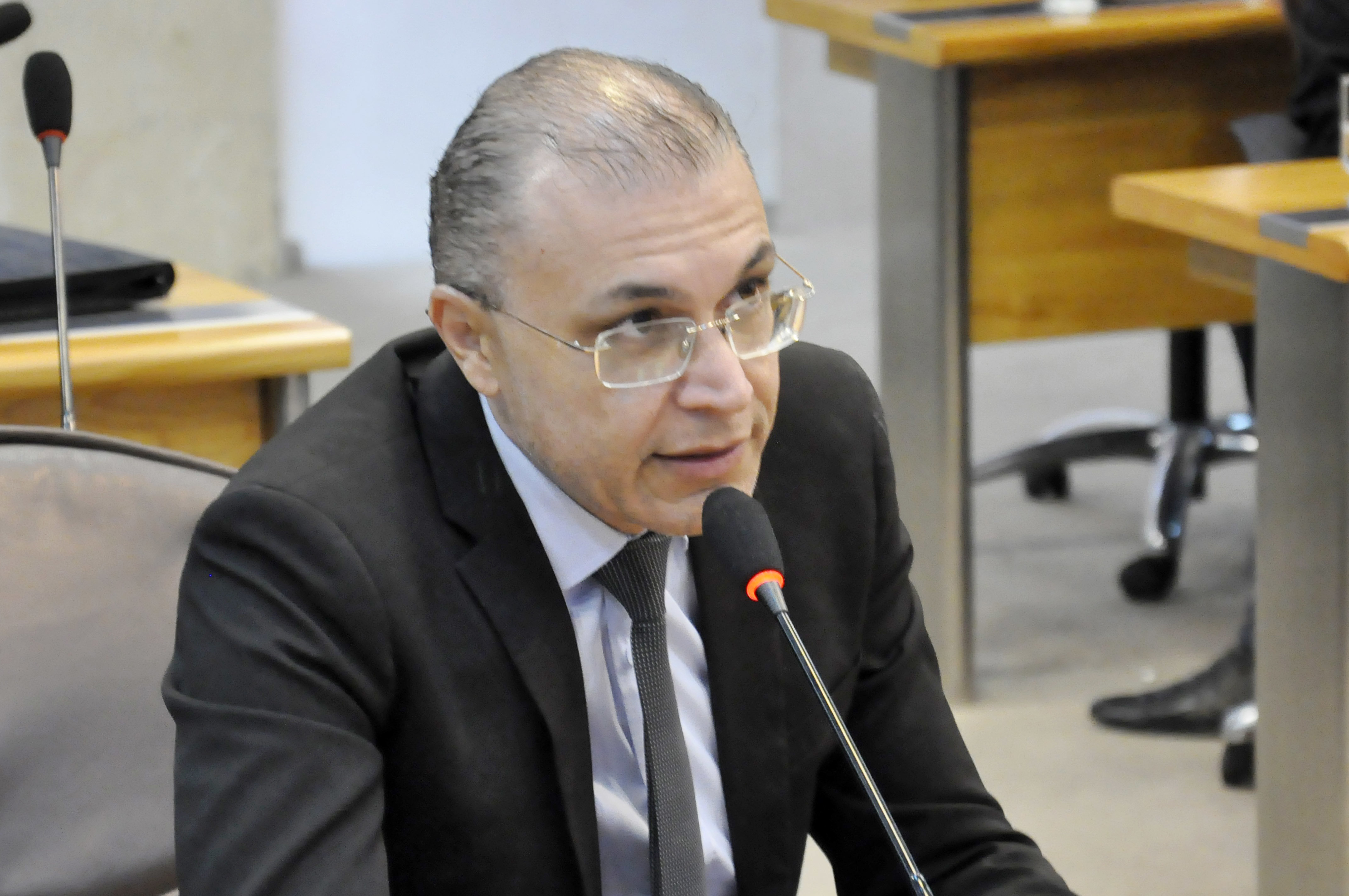 Albert Dickson nega propaganda antecipada e responsabiliza empresa por não ter retirado peça publicitária 