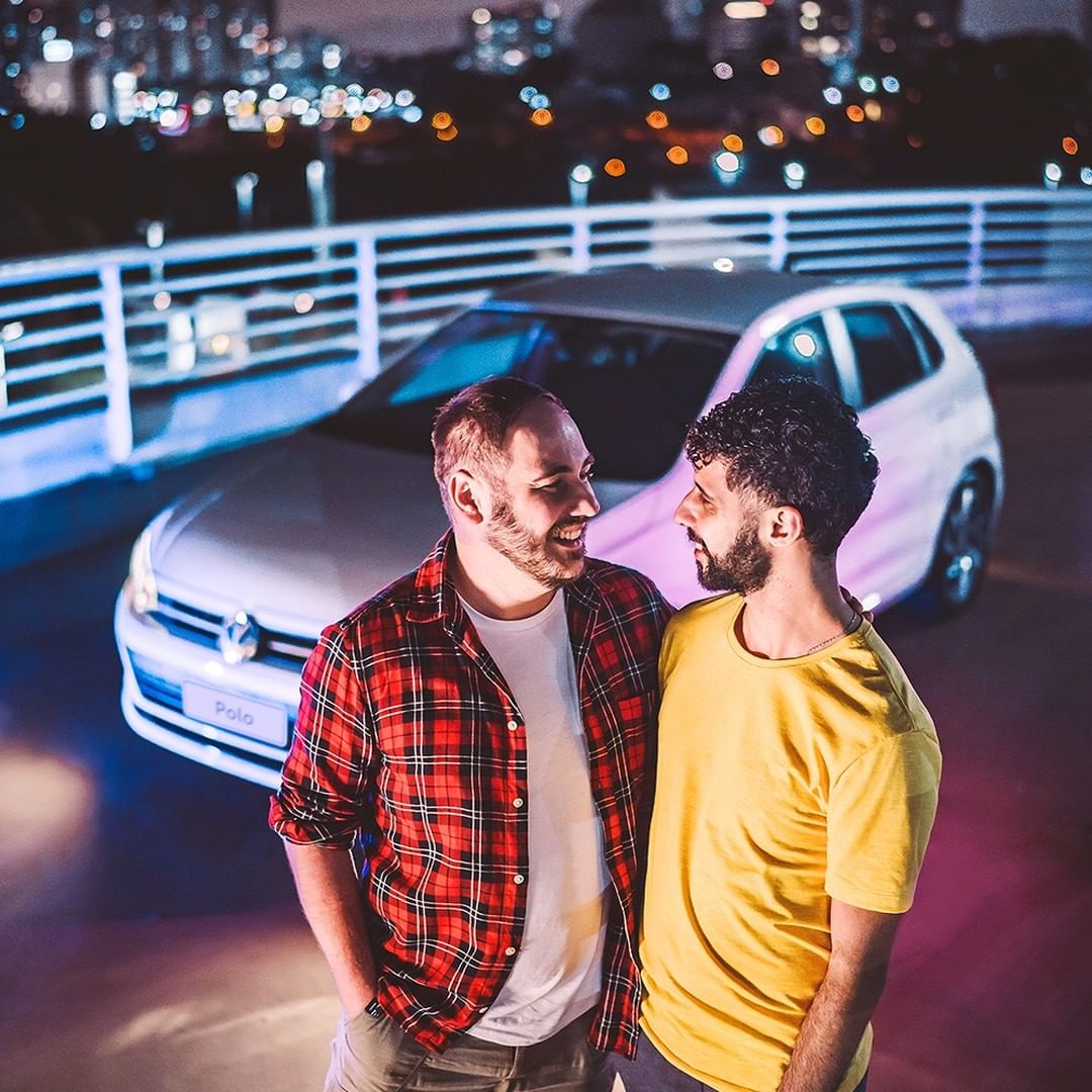 ASSISTA: Propaganda da Volkswagen com casal gay é alvo de ataques homofóbicos