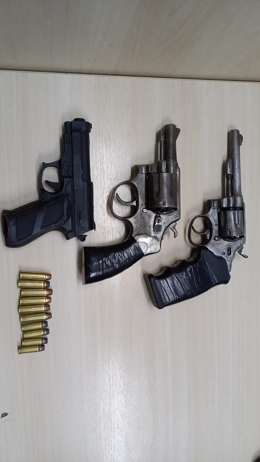 Armas, munições e drogas são apreendidas com dupla suspeita de assaltos em Natal