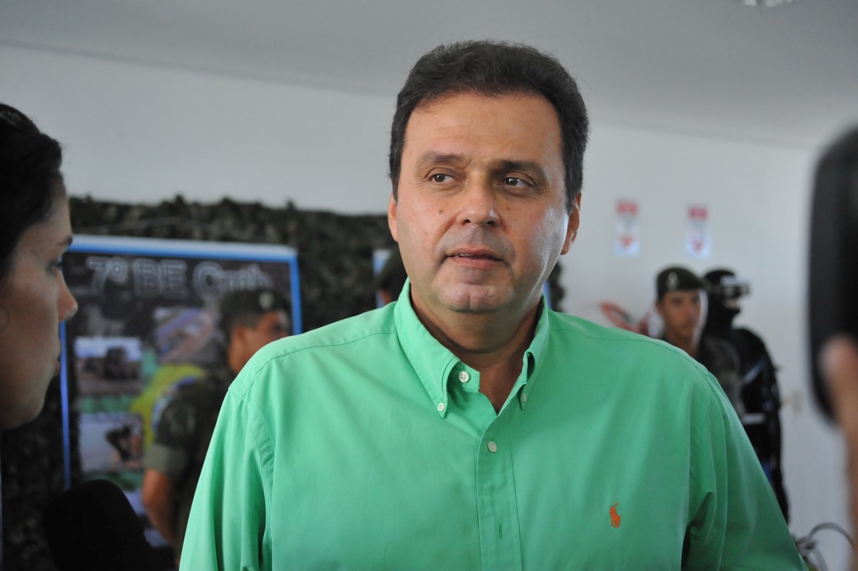 Processos que podem deixar Carlos Eduardo inelegível pararam de tramitar após imprensa “esquecer” assunto
