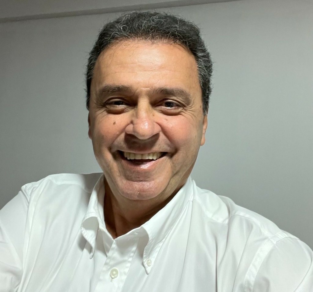 Após atacar adversários, diante da desvantagem nas pesquisas, Carlos Eduardo reaparece sorrindo: autoconfiança ou cinismo?
