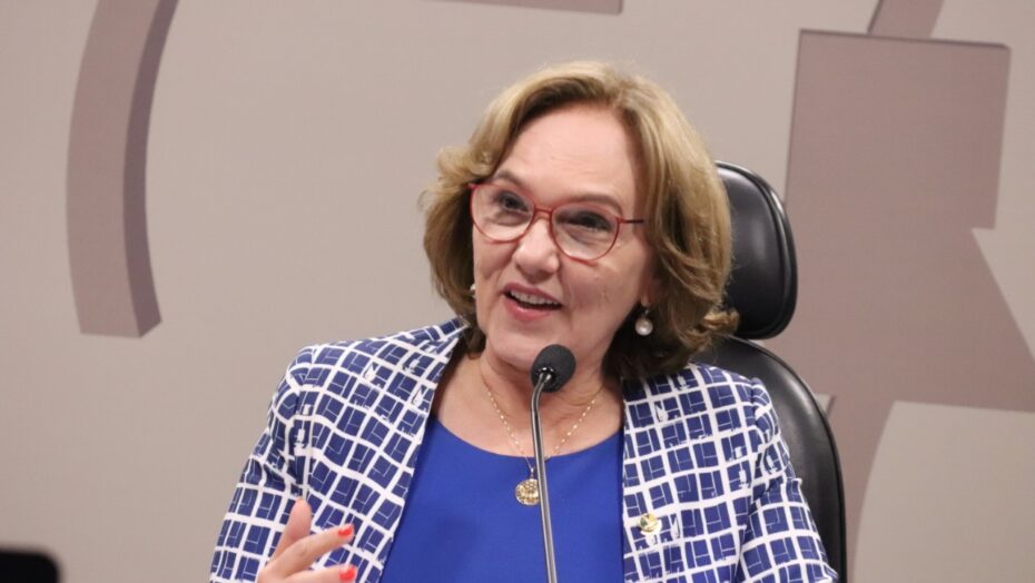 Zenaide Maia pede retirada de circulação de caderneta que incentiva violência no parto