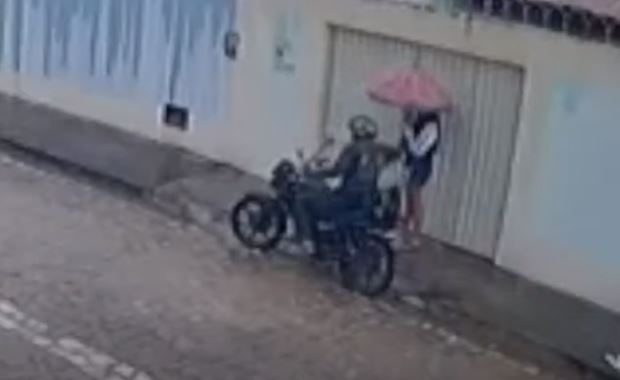 TARADO DA MOTO: Homem ataca mulher em Extremoz e tenta obrigá-la a mostrar partes íntimas