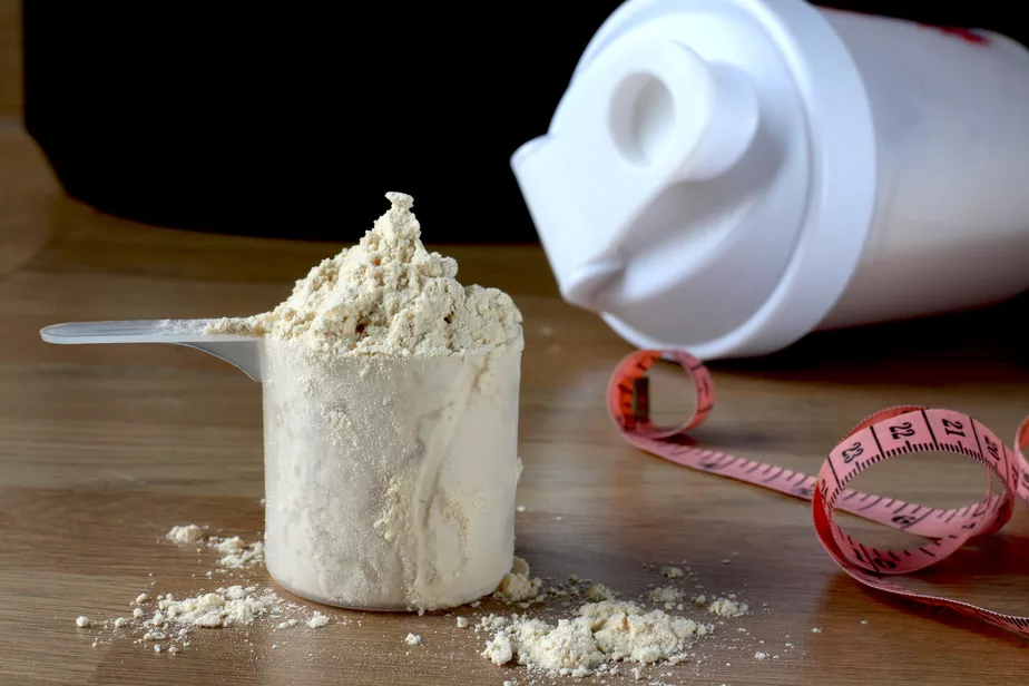 Whey e creatina estão caros? Veja alimentos que podem substituí-los