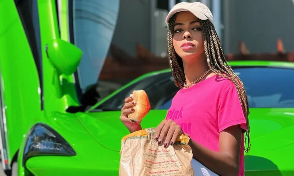 Ex-cantora gospel diz que já fez sexo a três e não descarta colocar silicone nos seios