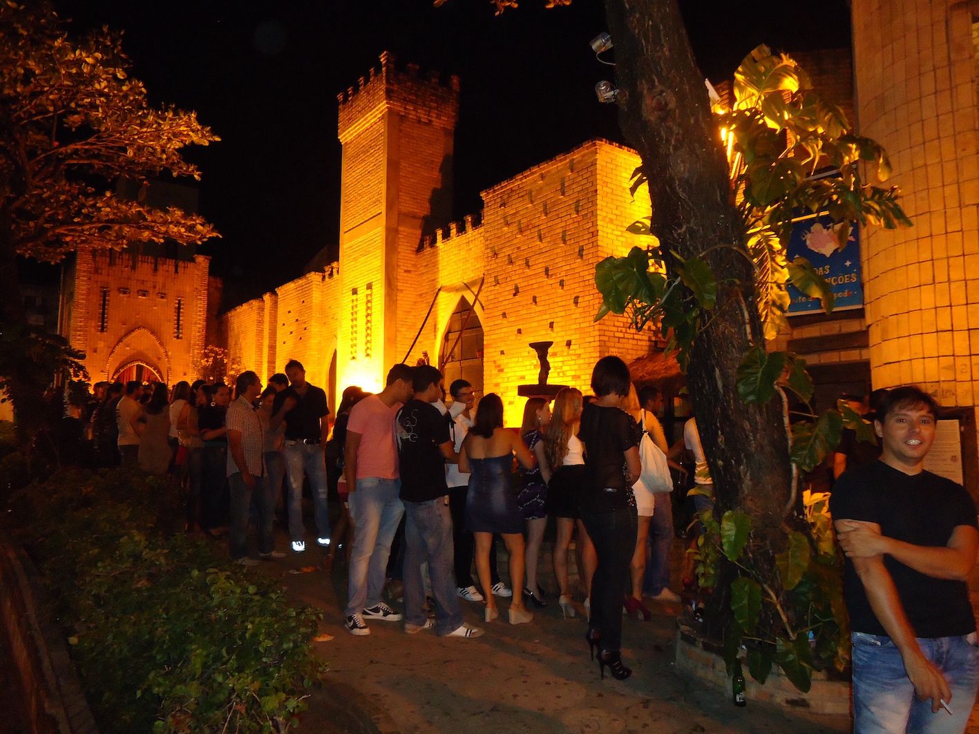 Taverna: Pub mais antigo de Natal comemora 25 anos com “White Party” na Rua do Castelo