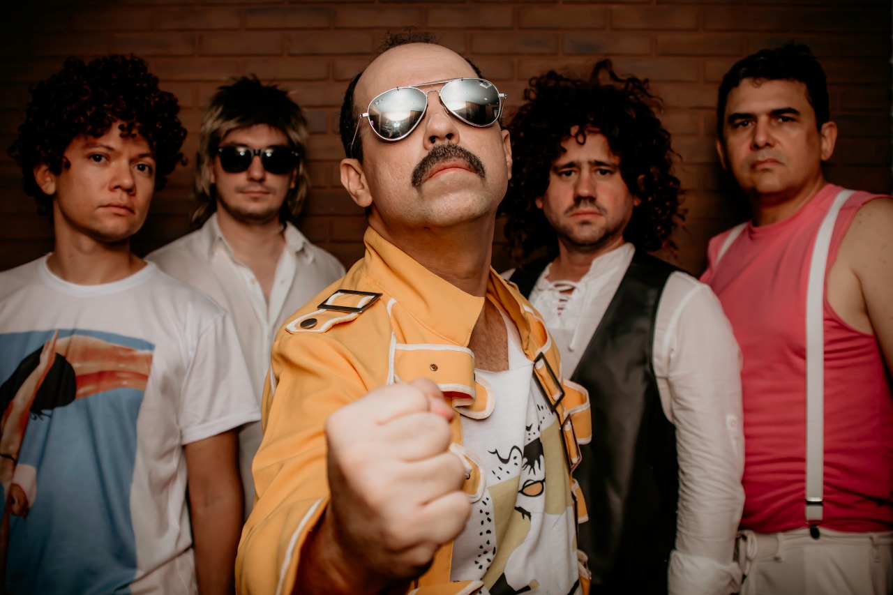 Banda cover do Queen faz show gratuito para comemorar 25 anos da Taverna Pub