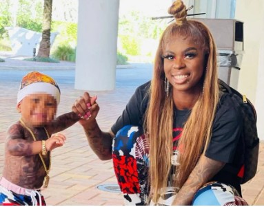 Mãe causa polêmica ao compartilhar fotos de bebê coberto de tatuagens
