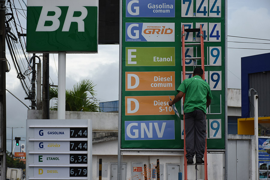 MAIS UM: Petrobras planeja novo aumento nos preços dos combustíveis, diz governo