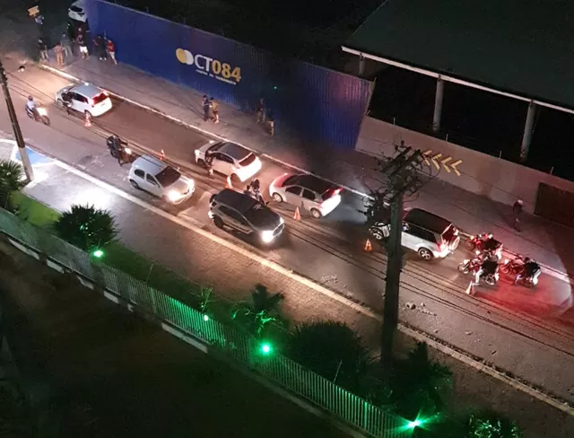 Motociclista avança contra policiais, durante blitz da Lei Seca, em Capim Macio