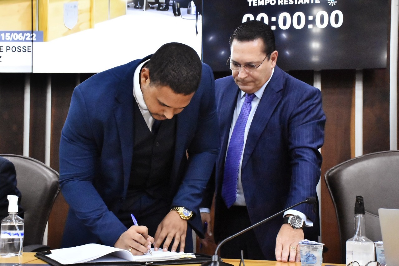 Michael Diniz toma posse como deputado estadual na Assembleia Legislativa do RN