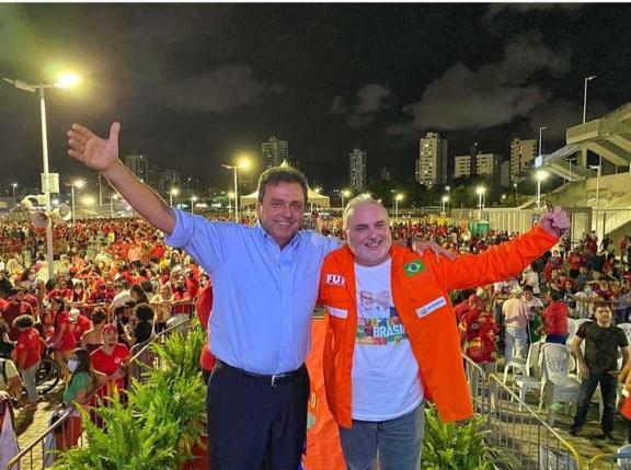 Um ano depois, Carlos Eduardo se torna o melhor amigo de Jean Paul Prates