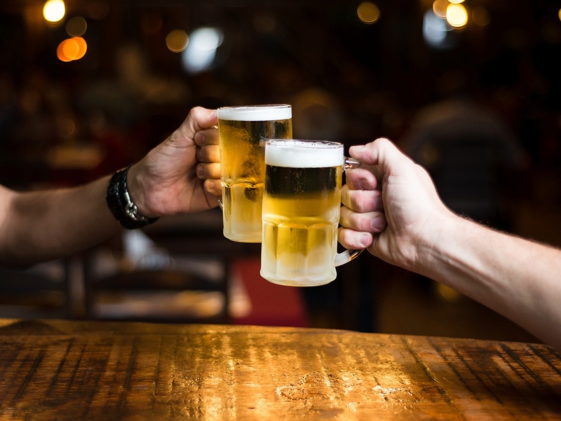 Brasileiros batem recorde em 2021 no consumo de cerveja: 14,3 bilhões de litros