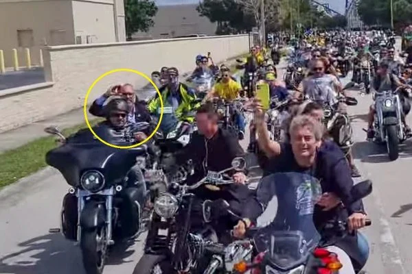 Foragido, Allan dos Santos participa de motociata de Bolsonaro nos EUA