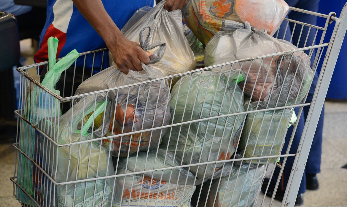 Em maio, cesta básica do natalense ficou mais cara; dez itens apresentaram aumento nos preços