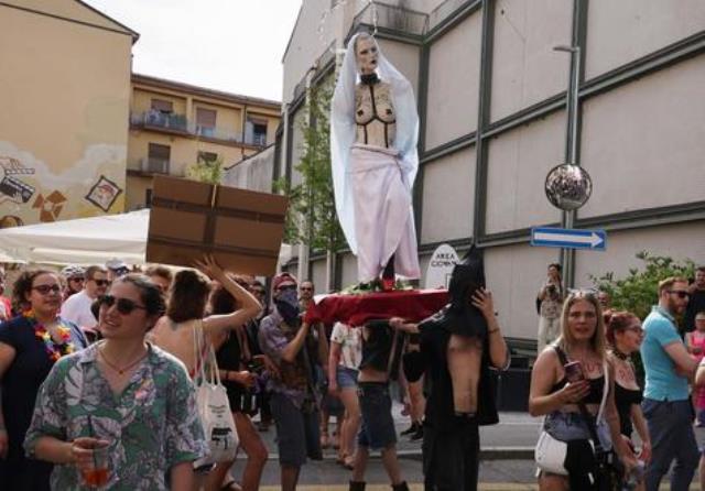 IMORAL E AMORAL: Parada LGBT exibe Virgem Maria nua pelas ruas da Itália