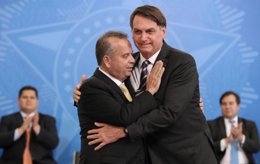 Bolsonaro defende Rogério e dispara: “o que aquele cara [Lula] desviou da Petrobras daria para fazer 60 vezes a transposição"