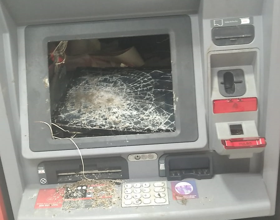 Homem é preso após quebrar caixa eletrônico com pedradas em Natal