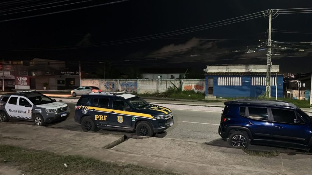 PRF recupera carro do vereador Aldo Clemente tomado de assalto e prende bandido armado