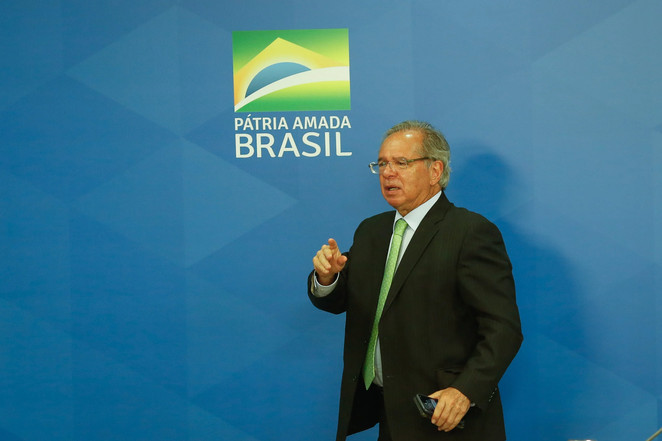 Guedes pede a donos de supermercados que congelem preços até 2023