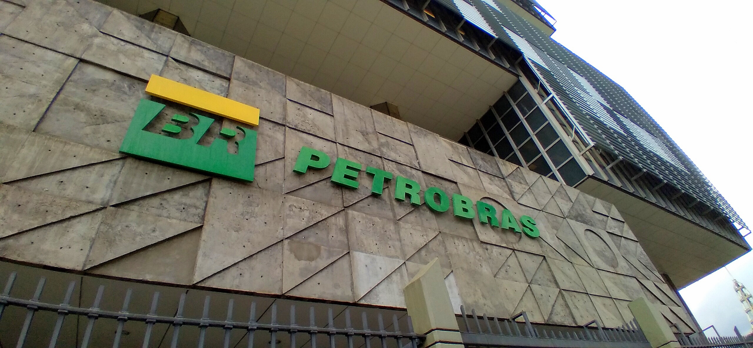 Após reajuste, ações da Petrobras fecham em queda de 6% e derrubam Ibovespa